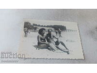 Снимка Варна Мъж и жена на плажа 1948