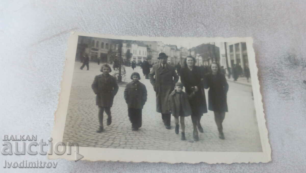Photo A man, two women and three children on a walk