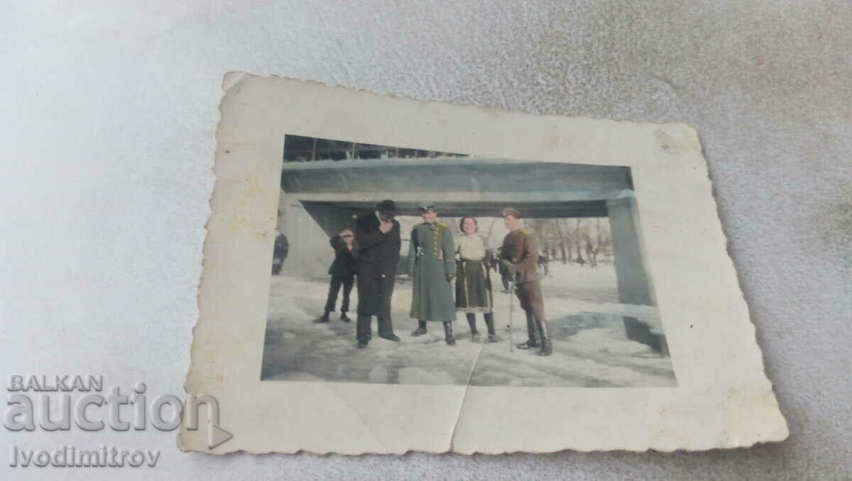 Fotografie Doi ofițeri, un bărbat și o femeie, sub un pod pe un râu înghețat