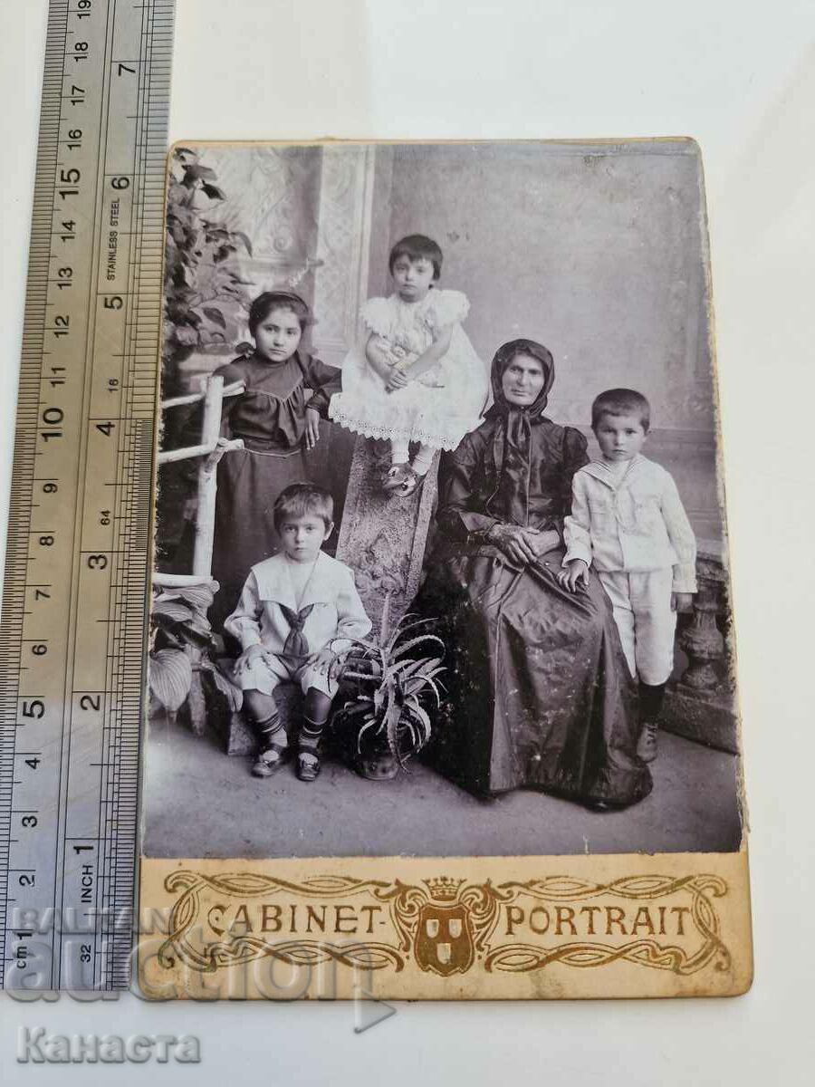 Old photo cardboard grandmother and grandchildren K 373
