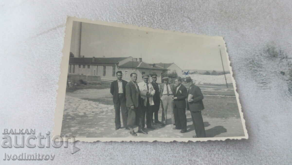 Φωτογραφία Dolna Mitropolia Άνδρες μπροστά από το βουλγαρικό εργοστάσιο ζάχαρης 1936