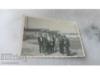 Foto Dolna Mitropolia Bărbați în fața fabricii de zahăr din Bulgaria 1936