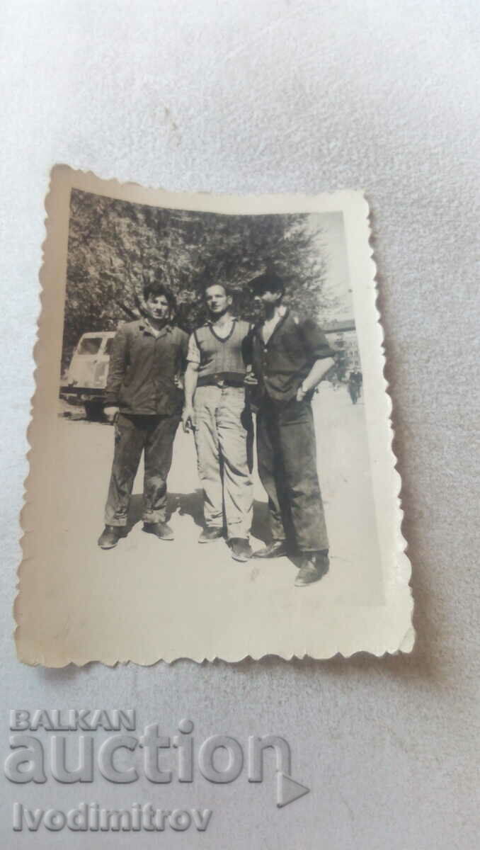 Foto Trei bărbați pe stradă