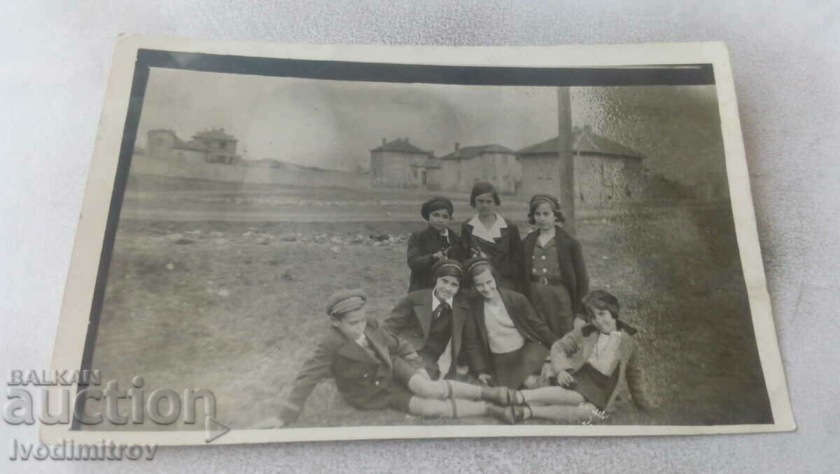 Снимка Момче и млади момичета 1933