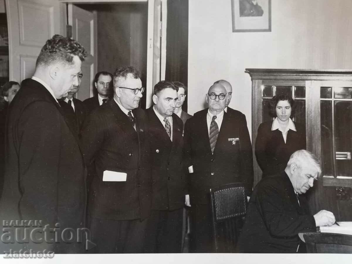 Old photo Soc - Bulgarian delegates in the USSR Moscow with price 6.00 BGN | € 3.07 Old photo Soc - Bulgarian delegates in the USSR Moscow with price 6.00 BGN | € 3.07