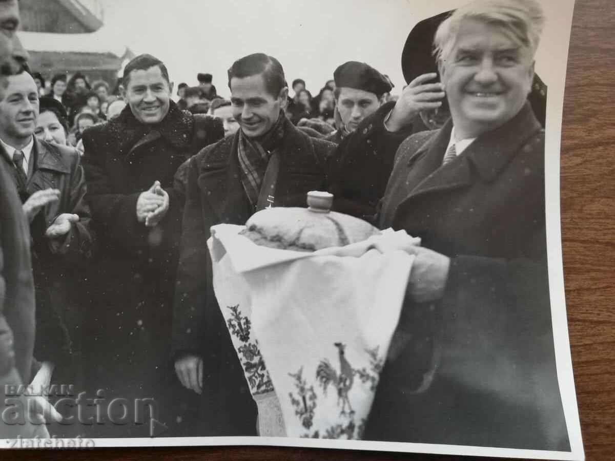 Old photo Soc - Bulgarian delegates in the USSR Moscow with price 6.00 BGN | € 3.07 Old photo Soc - Bulgarian delegates in the USSR Moscow with price 6.00 BGN | € 3.07