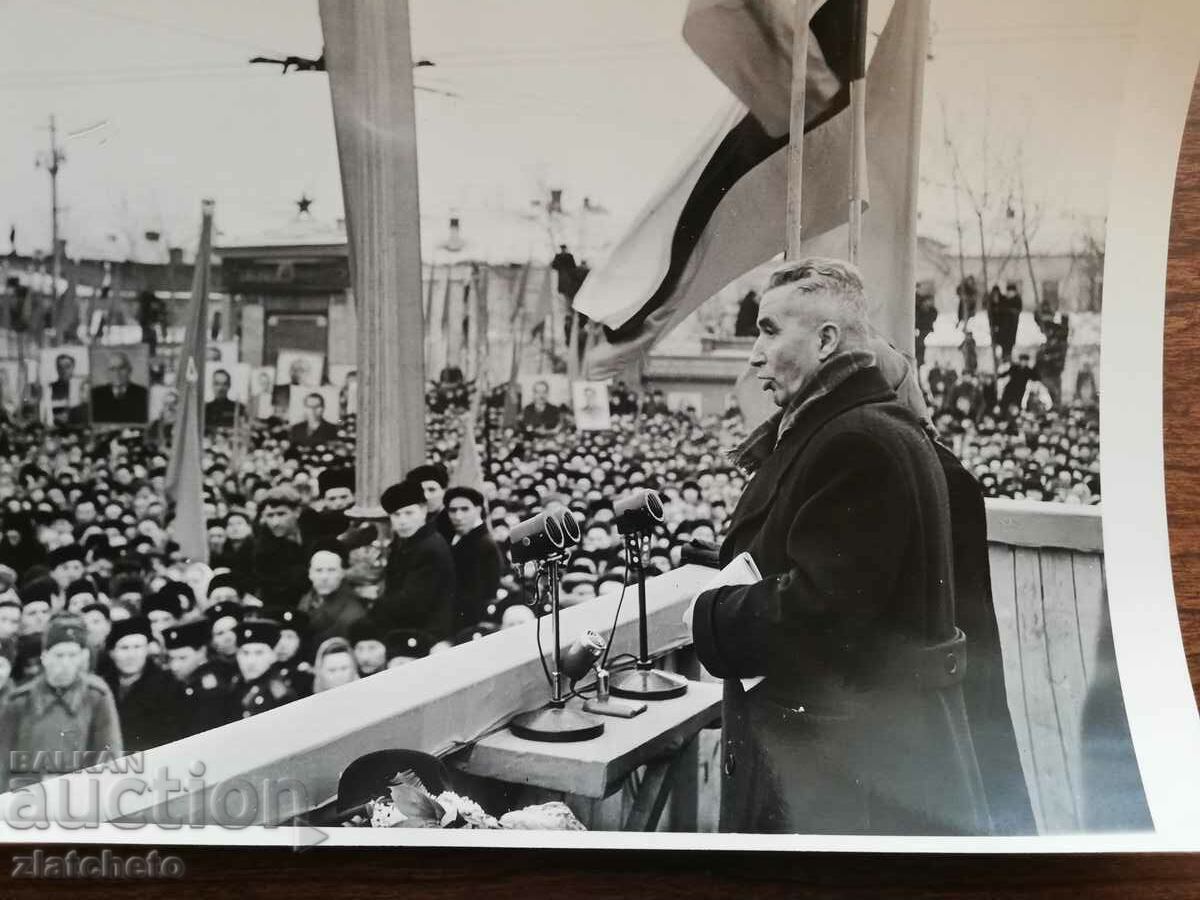 Old photo Soc - Bulgarian delegates in the USSR Moscow with price 6.00 BGN | € 3.07 Old photo Soc - Bulgarian delegates in the USSR Moscow with price 6.00 BGN | € 3.07