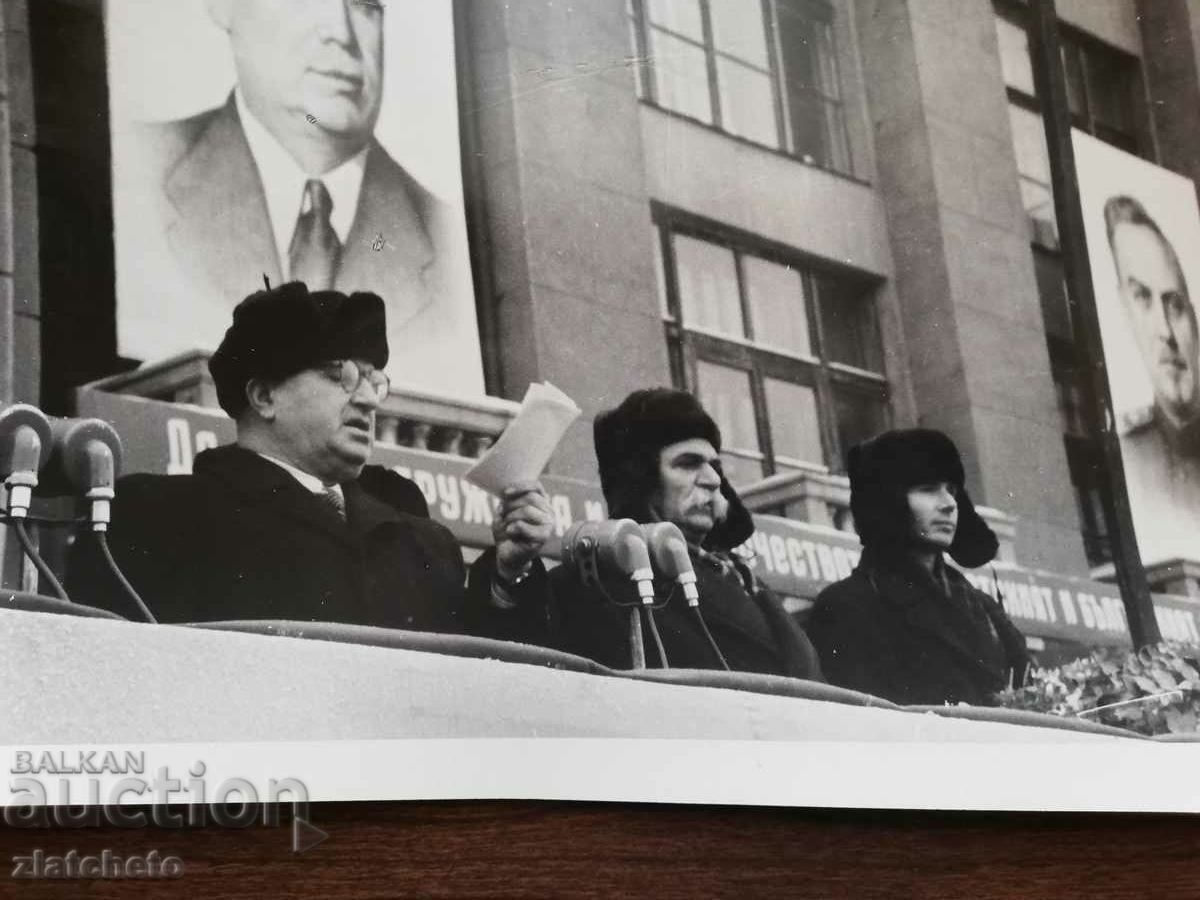 Old photo Soc - Bulgarian delegates in the USSR Moscow with price 6.00 BGN | € 3.07 Old photo Soc - Bulgarian delegates in the USSR Moscow with price 6.00 BGN | € 3.07