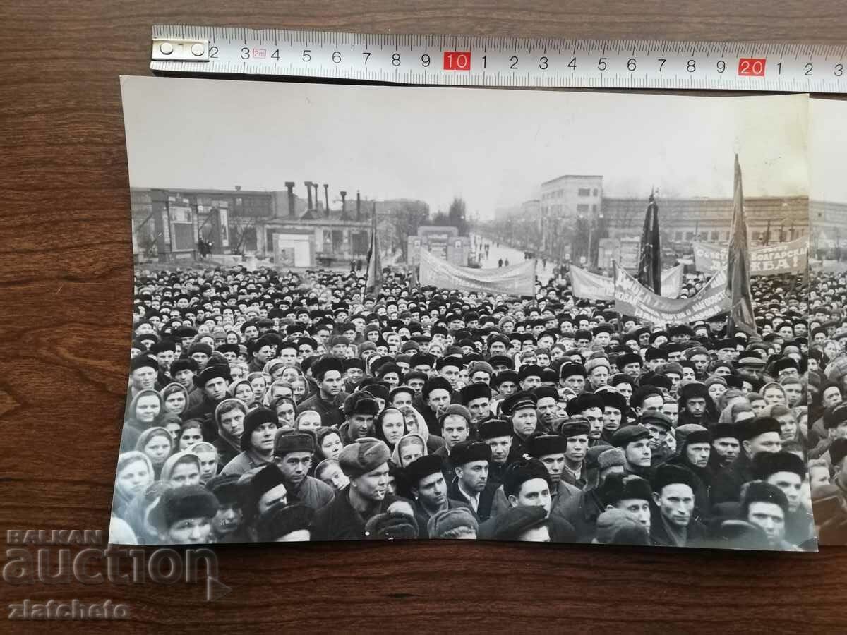 Old photo Soc - Bulgarian delegates in the USSR Moscow with price 6.00 BGN | € 3.07 Old photo Soc - Bulgarian delegates in the USSR Moscow with price 6.00 BGN | € 3.07