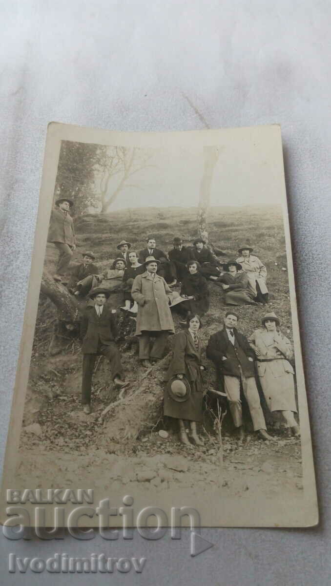Photo Men and women on a field trip 1934