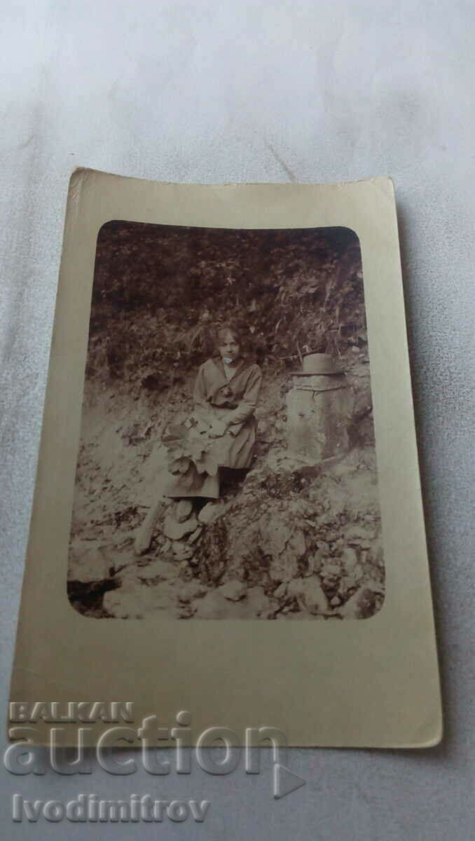 Fotografie Fată tânără lângă o fântână de pe marginea drumului 1922