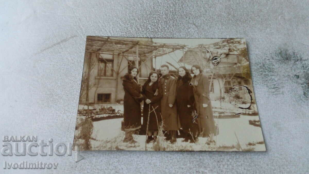 Doamna Kazanlak Un ofițer și patru femei în curte în iarna lui 1932