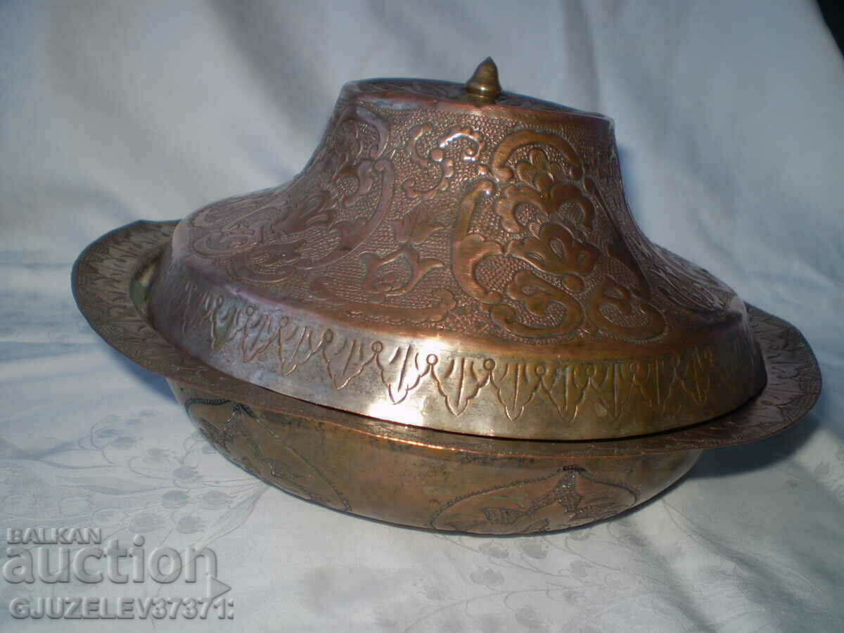 Χειροποίητη σφυρήλατη γλάστρα 19ου αιώνα με καπάκι με τιμή 449.00 BGN | € 229.57