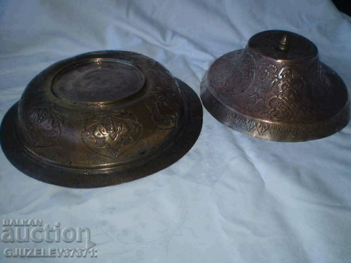 Δημοπρασία Χειροποίητη σφυρήλατη γλάστρα 19ου αιώνα με καπάκι