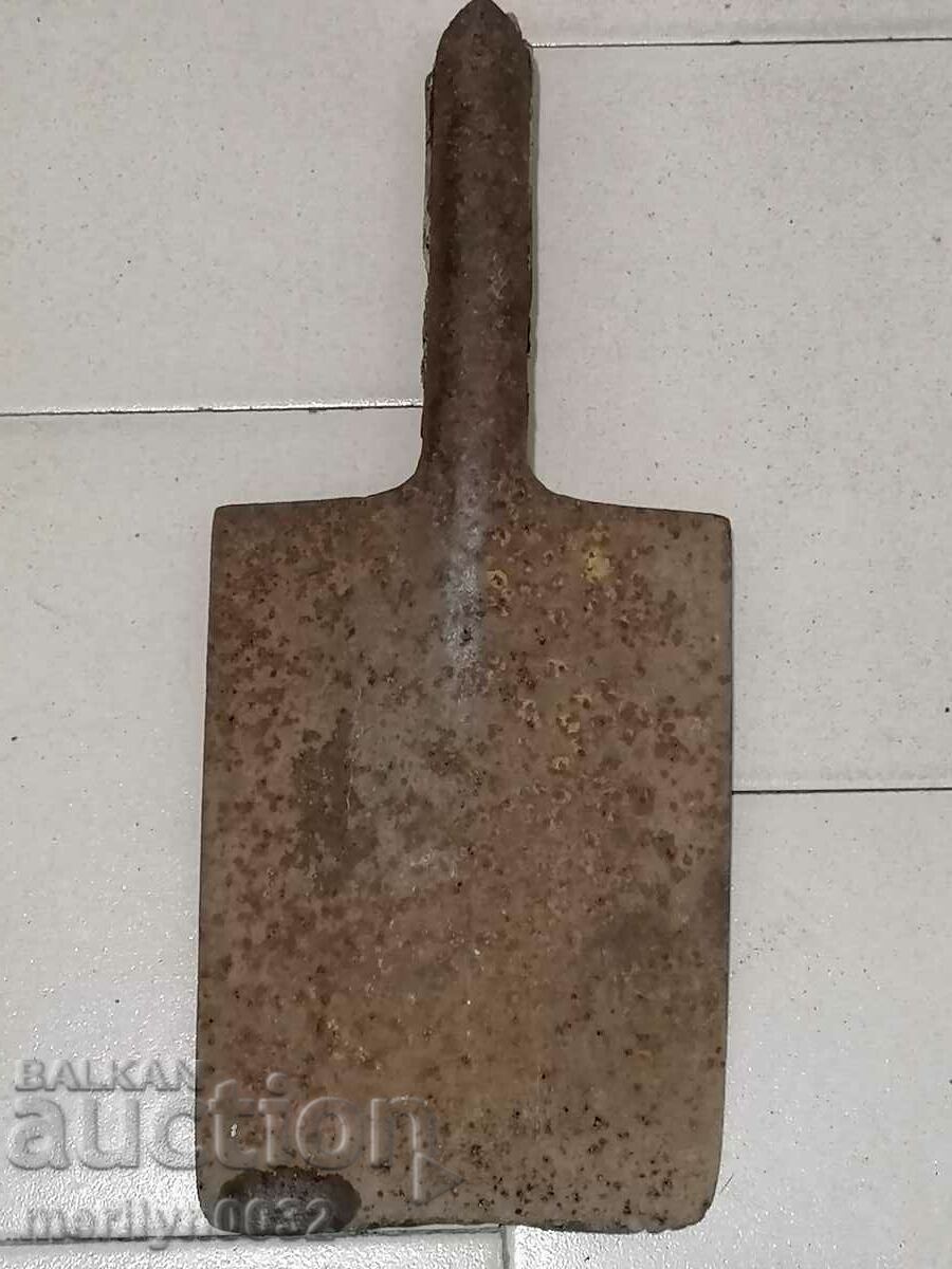 Παλαιό ευθύ φτυάρι στρατού, σφυρήλατο σίδερο με τιμή 65.00 BGN | € 33.23 Παλαιό ευθύ φτυάρι στρατού, σφυρήλατο σίδερο με τιμή 65.00 BGN | € 33.23