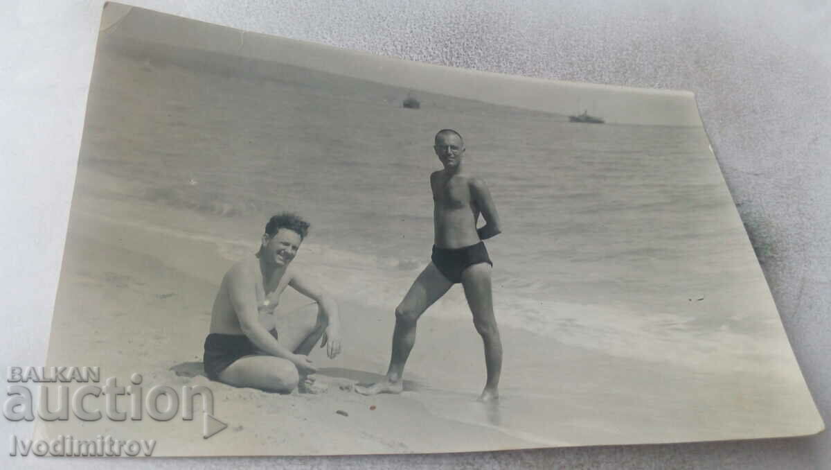 Fotografie Doi bărbați în costume de baie pe plajă