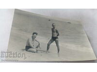 Снимка Двама мъже на по бански на брега на морето