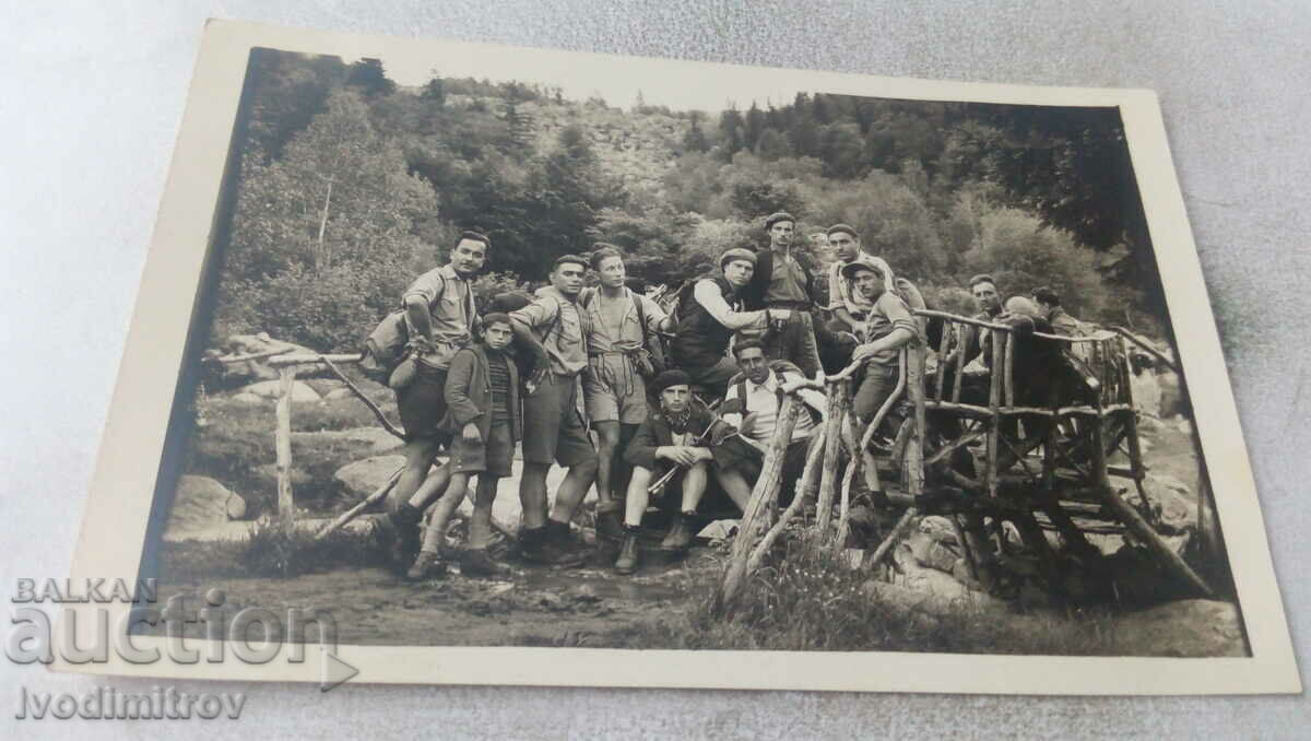 Photo Men and youths on an excursion in the mountains
