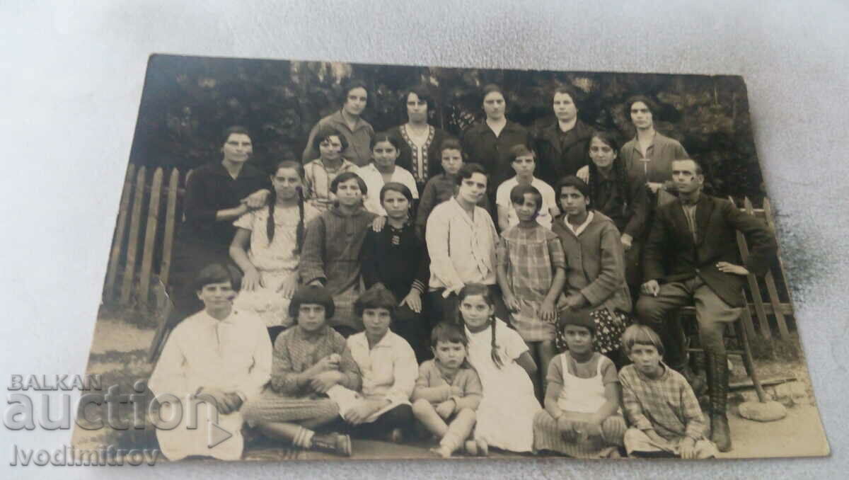 Photo Chepelare Man women and children 1928