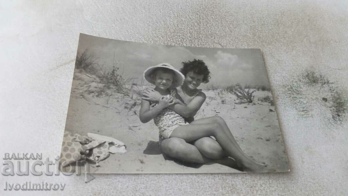 Снимка Жена и момиче на плажа