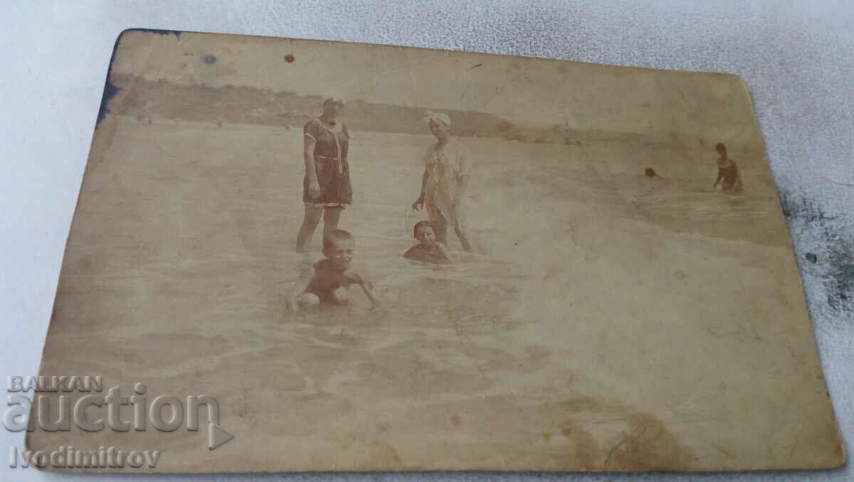 Photo Two women and two children on the beach
