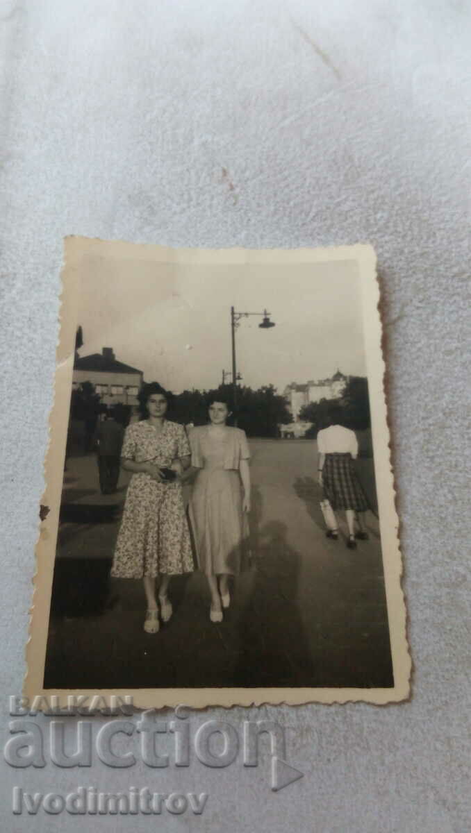 Φωτογραφία Σοφία Δύο νεαρές γυναίκες σε έναν περίπατο 1949
