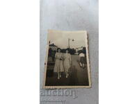 Снимка София Две млади жени на разходка 1949