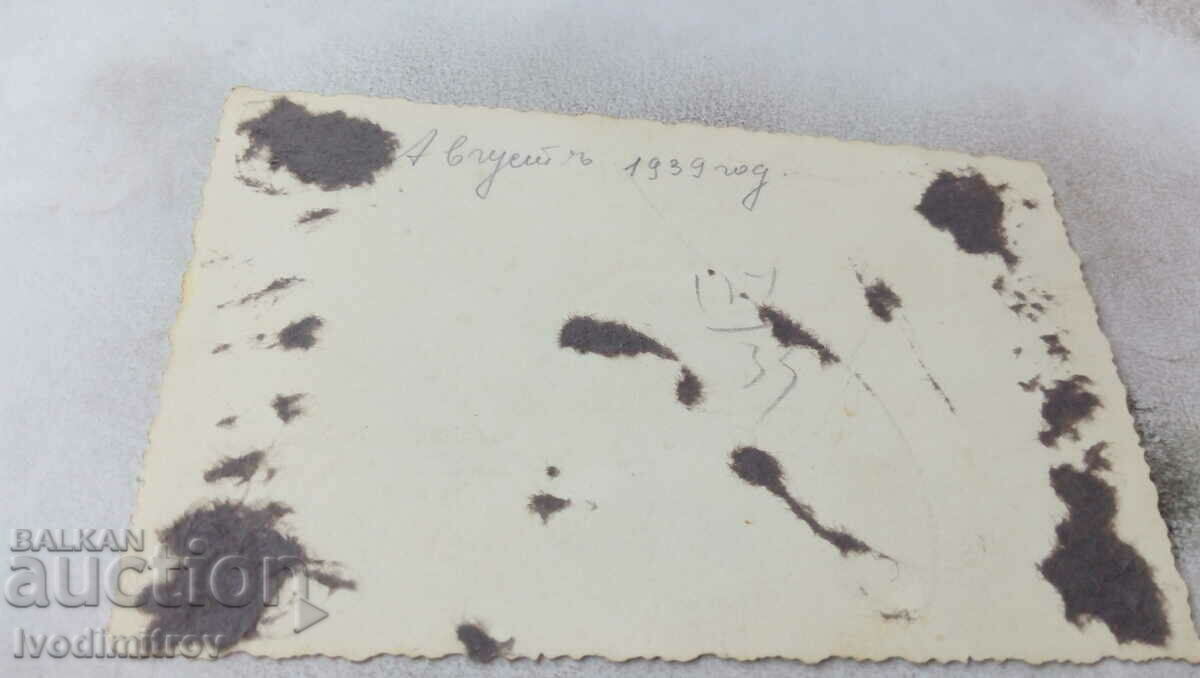 Φωτογραφία Σοφία Γυναίκα και κορίτσι με την εφημερίδα ZORA στο πεζοδρόμιο 1939 με τιμή 2.35 BGN | € 1.20 Φωτογραφία Σοφία Γυναίκα και κορίτσι με την εφημερίδα ZORA στο πεζοδρόμιο 1939 με τιμή 2.35 BGN | € 1.20