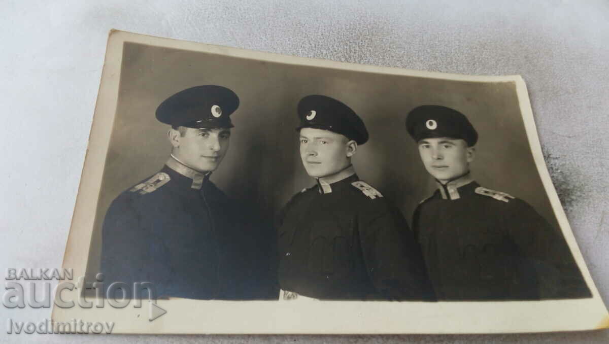 Снимка Трима младши офицери