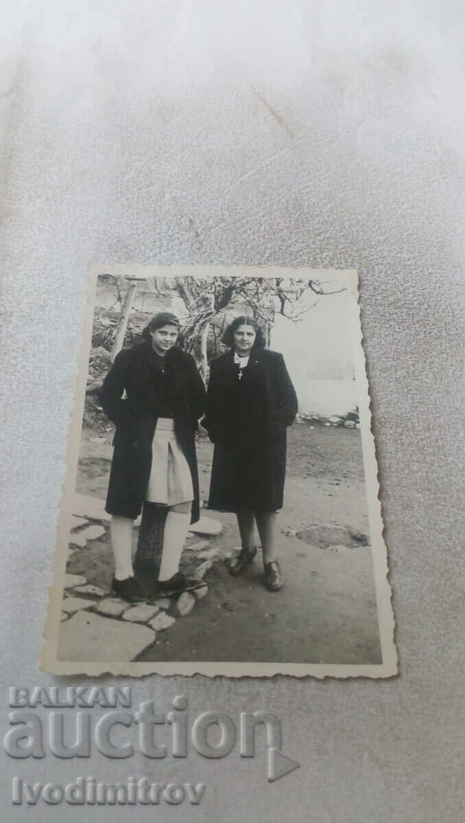 Снимка Асеновградъ Две момичета в двора на къщата си 1943