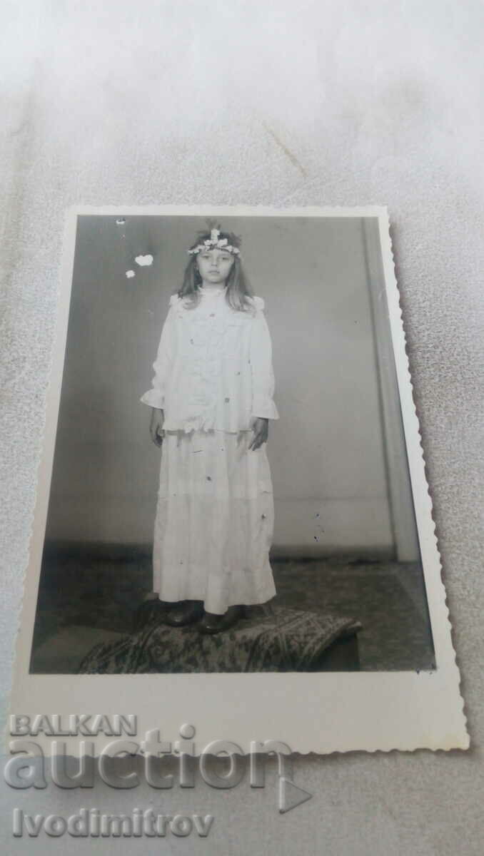 Снимка Казанлък Младо ммиче в бяла рокля 1975