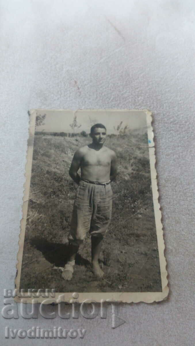 Photo Young man in shorts