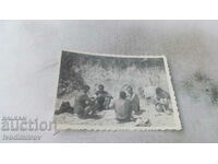 Φωτογραφία Γυναίκα και τρεις άντρες που παίζουν χαρτιά στην παραλία