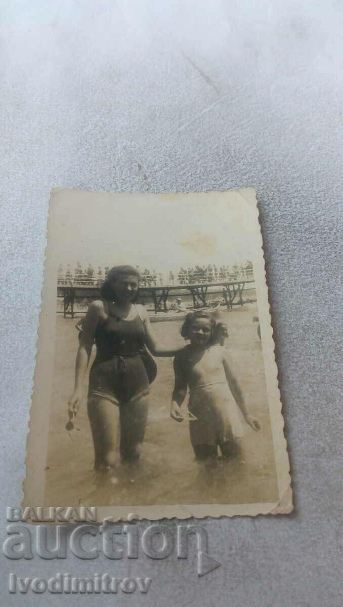 Photo Woman and girl on the beach