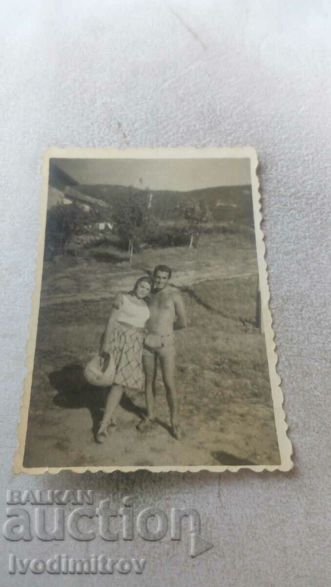 Photo A man in shorts and a woman near the village