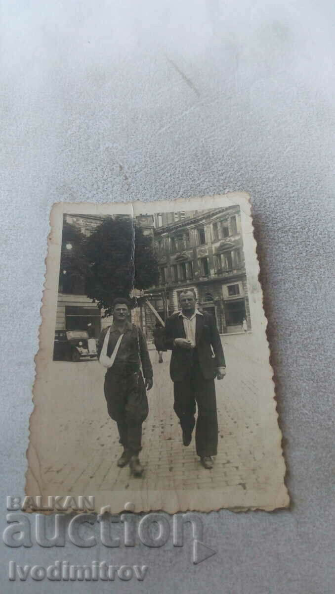 Φωτογραφία Σοφία Ένας άντρας με σοβατισμένο χέρι και ένας άντρας σε μια βόλτα