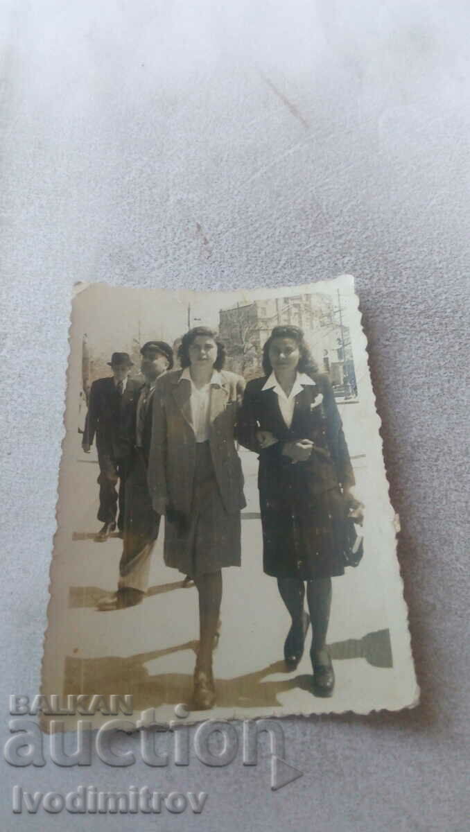 Снимка София Две млади жени на разходка 1 Май 1945