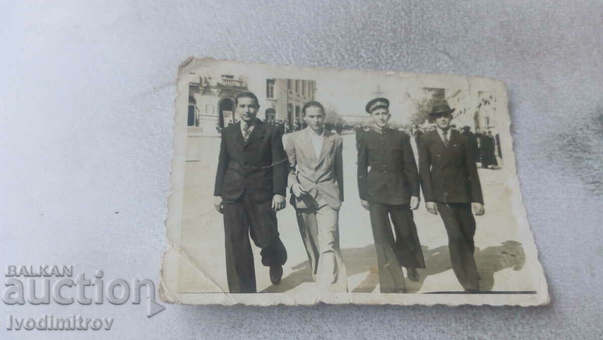 Φωτογραφία Σοφία Τρεις άνδρες και ένας νεαρός σε μια βόλτα