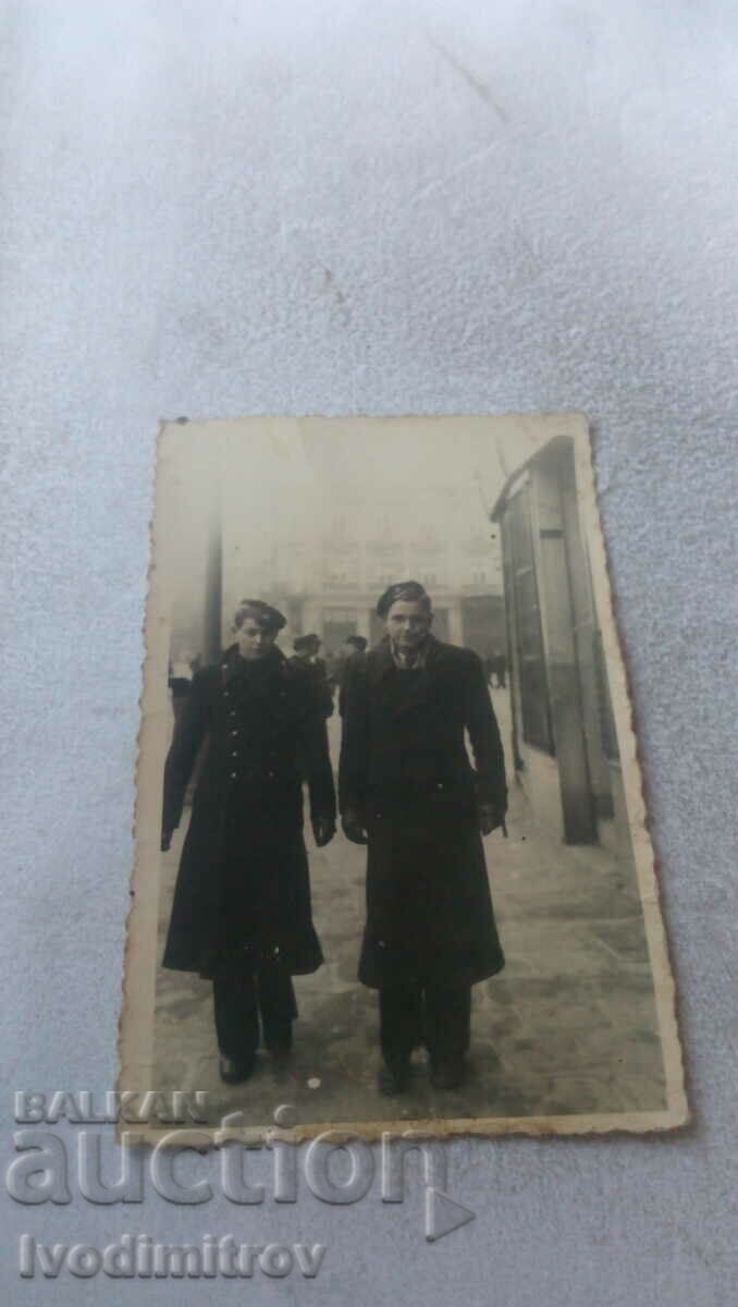 Снимка София Двама млади мъже на разходка 1940
