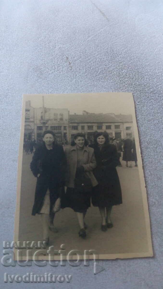 Φωτογραφία Σοφία Τρεις γυναίκες σε έναν περίπατο 1950