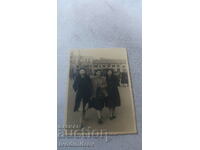 Φωτογραφία Σοφία Τρεις γυναίκες σε έναν περίπατο 1950