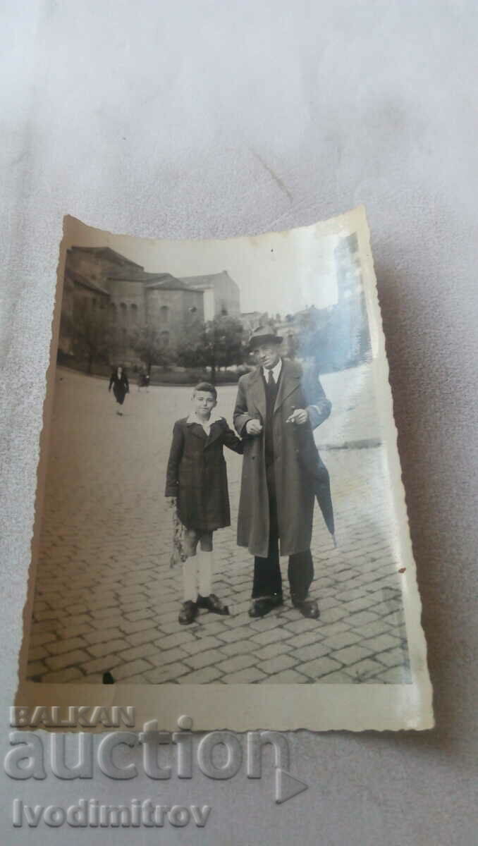 Φωτογραφία Σοφία Άνδρας και αγόρι στην πλατεία 1948