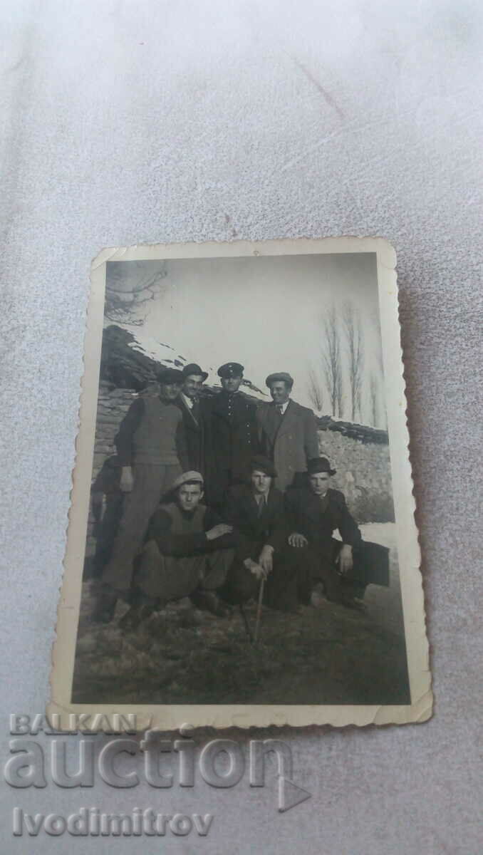 Снимка Веринско Офицер и шестима мъже