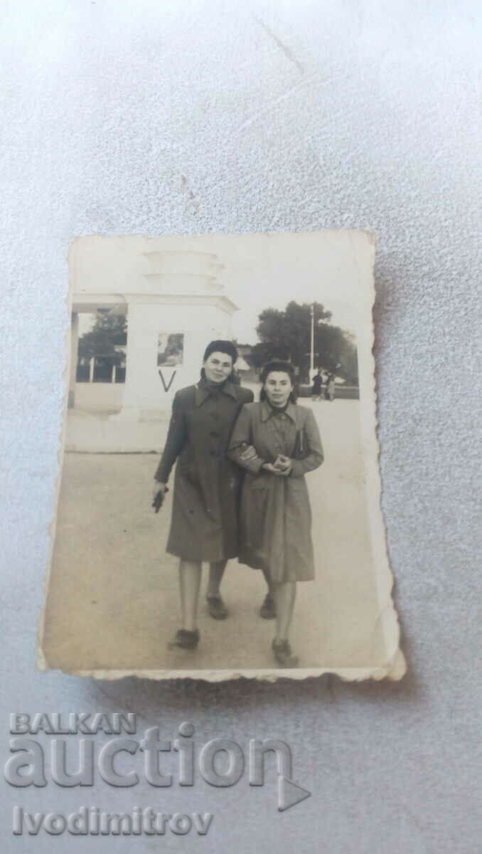 Photo Varna Two young women on a walk 1941