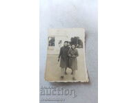 Снимка Варна Две млади жени на разходка 1941