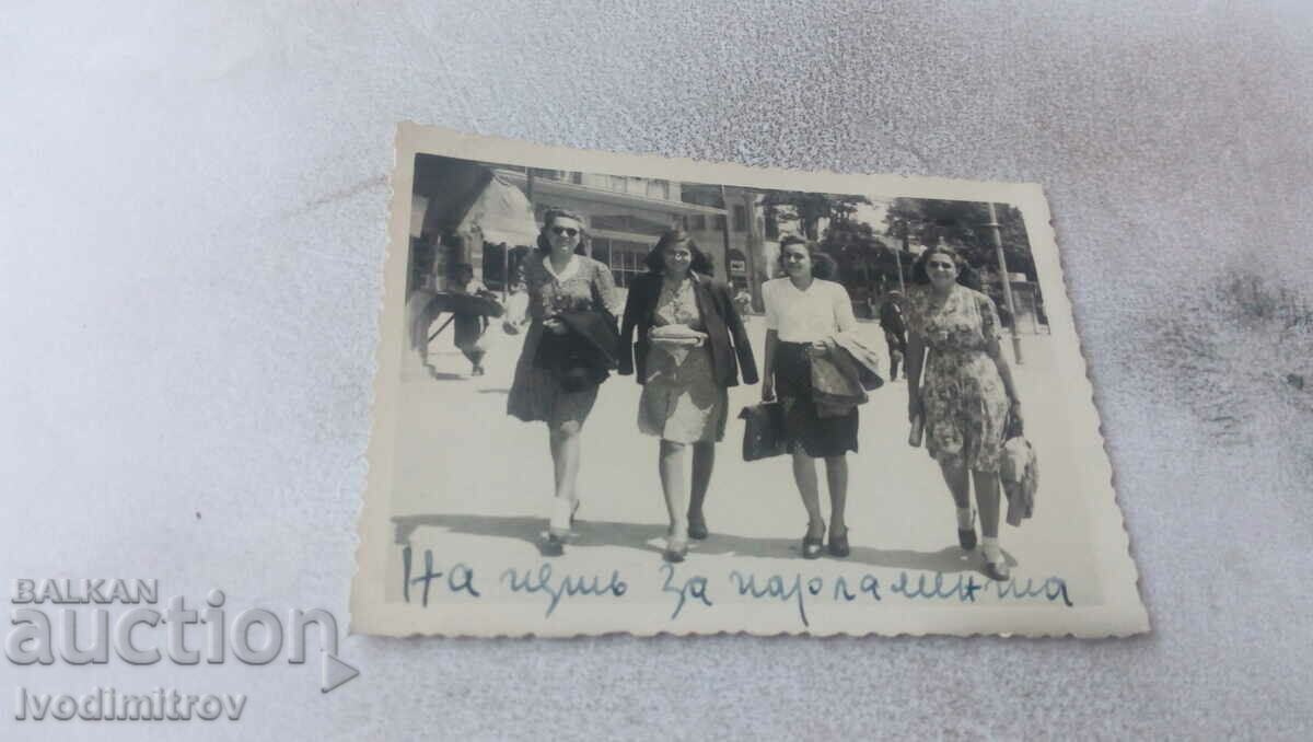 Снимка Пловдивъ Четири млади жени на пътъ за Парламента 1944