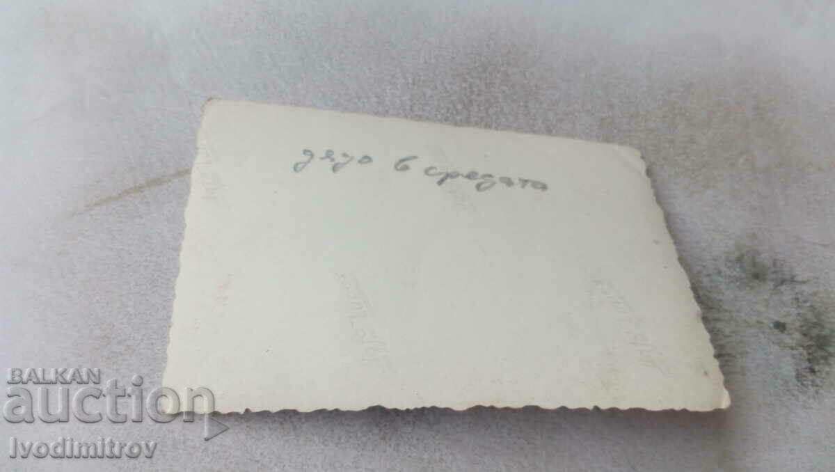 Φωτογραφία Άνδρες και γυναίκες σε ένα ξύλινο στηθαίο μιας γέφυρας με τιμή 0.85 BGN | € 0.43 Φωτογραφία Άνδρες και γυναίκες σε ένα ξύλινο στηθαίο μιας γέφυρας με τιμή 0.85 BGN | € 0.43