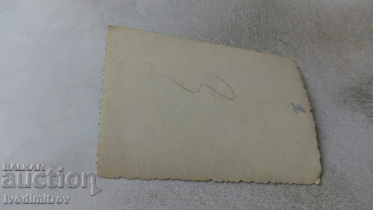 Foto Doi tineri și femei cu preț 0.85 BGN | € 0.43 Foto Doi tineri și femei cu preț 0.85 BGN | € 0.43