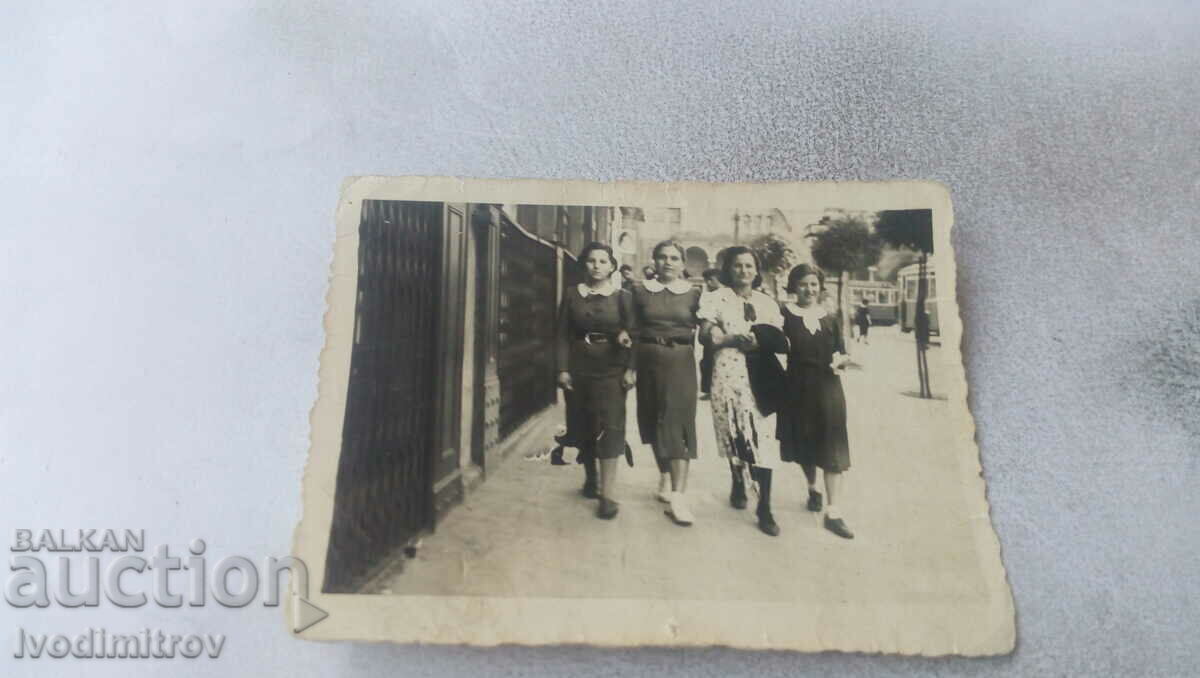 Снимка София Четири млади жени на разходка