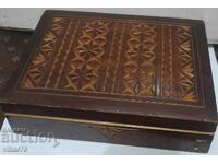 Стара дървена кутия